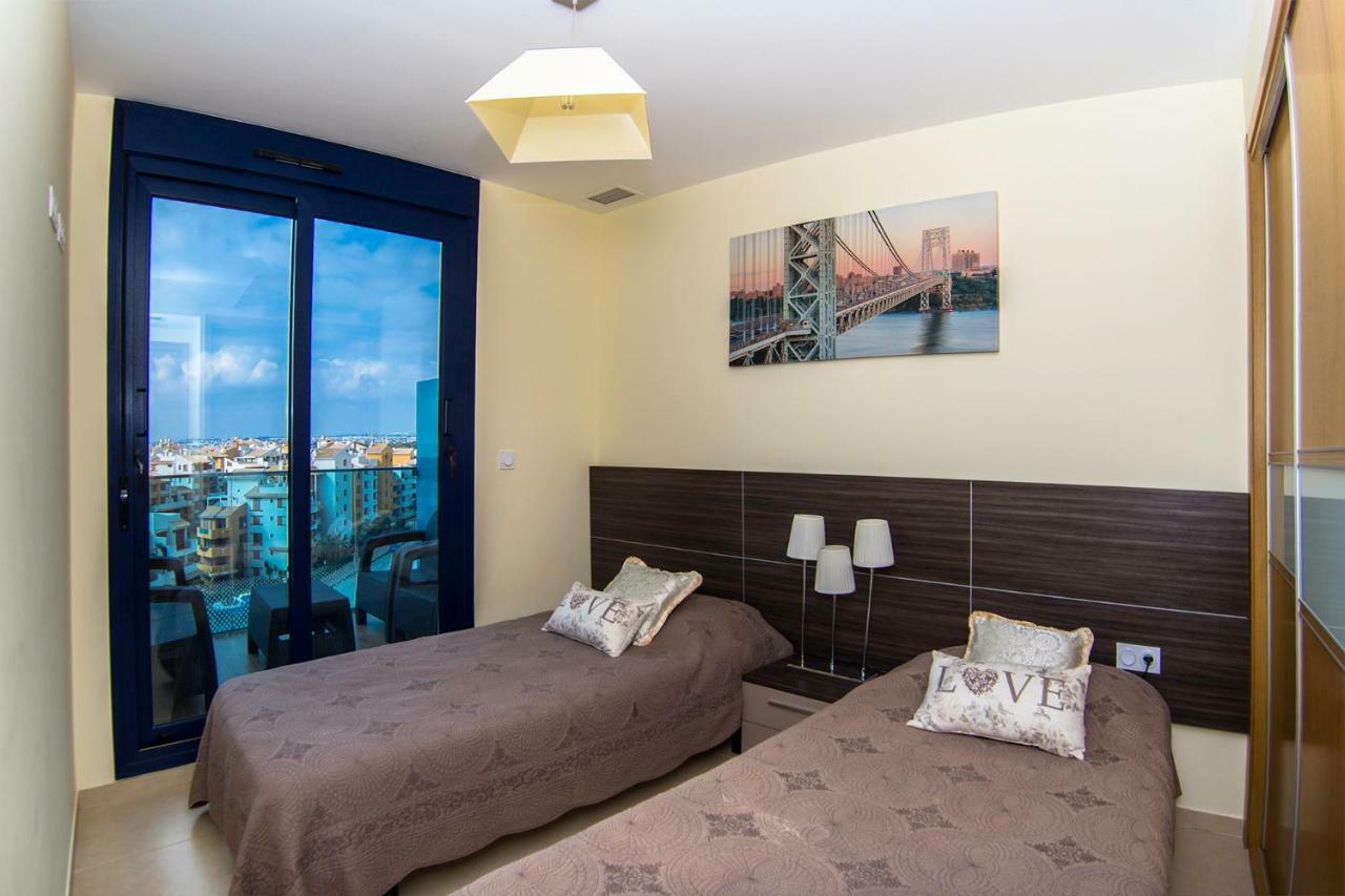 Apartamento Sea Senses Victoria Frente Al Mar Torrevieja Dış mekan fotoğraf